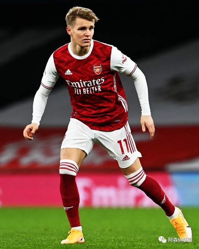 LPL解说瞳夕晒照：走路小心点，别再撞我心上了