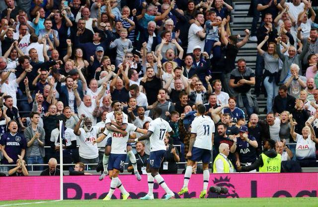 两名中路选手隐身，顶路选手激烈。Poby 进行了关键的操作，击败了 ThunderTalk Gaming ，并赢得了第一场比赛